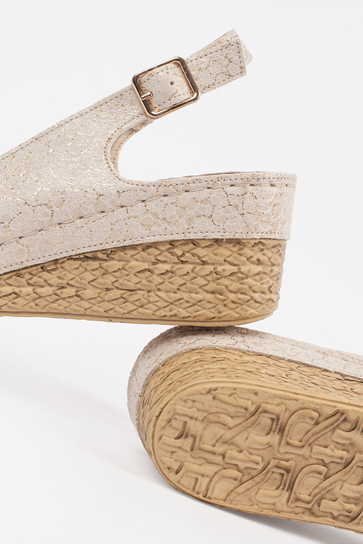 Sandali color sabbia con zeppa e fibbia Sandali color sabbia con zeppa e fibbia