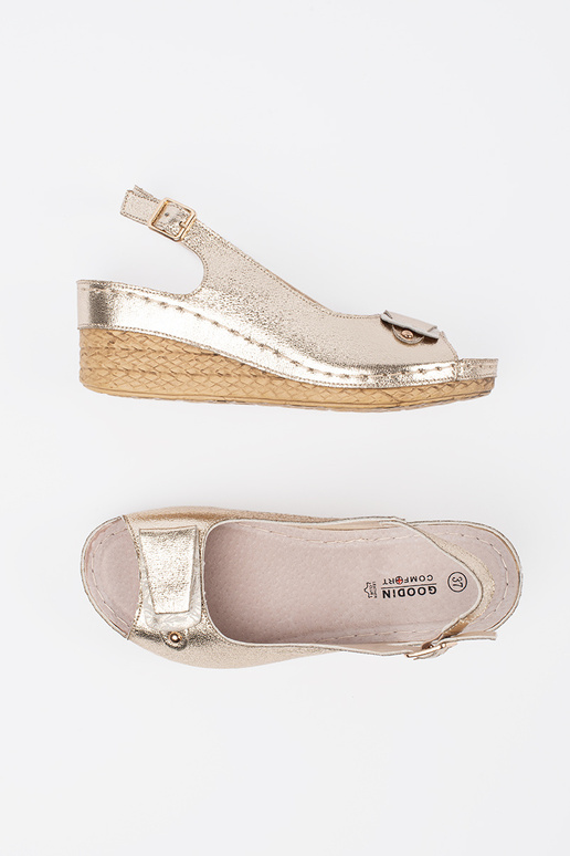 Sandali color oro con zeppa bassa Sandali color oro con zeppa bassa