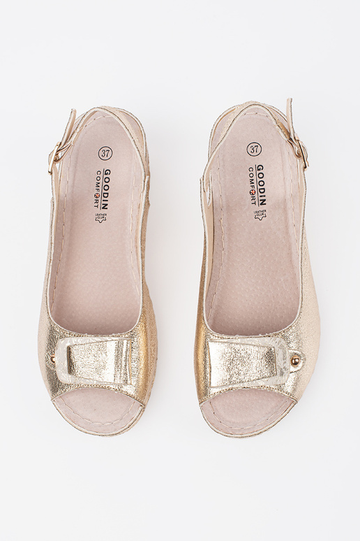 Sandali color oro con zeppa bassa Sandali color oro con zeppa bassa