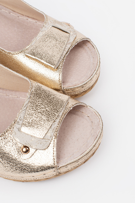 Sandali color oro con zeppa bassa Sandali color oro con zeppa bassa