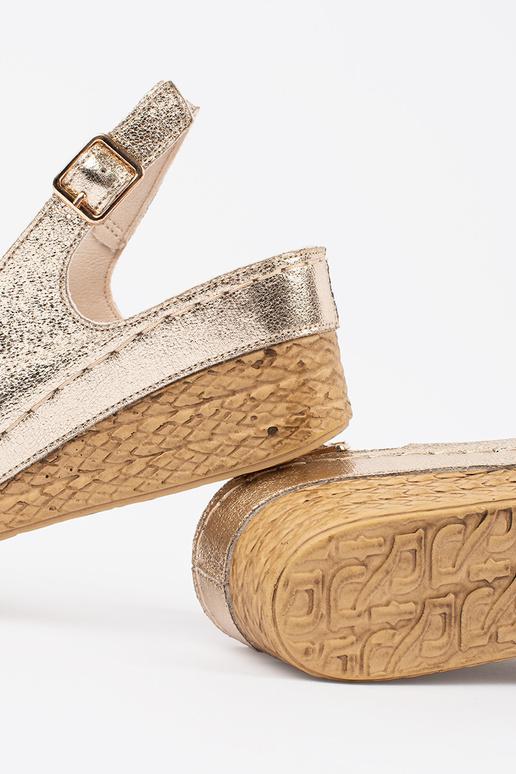 Sandali color oro con zeppa bassa Sandali color oro con zeppa bassa