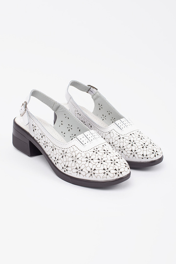 Sandali bianchi con tacco... 2