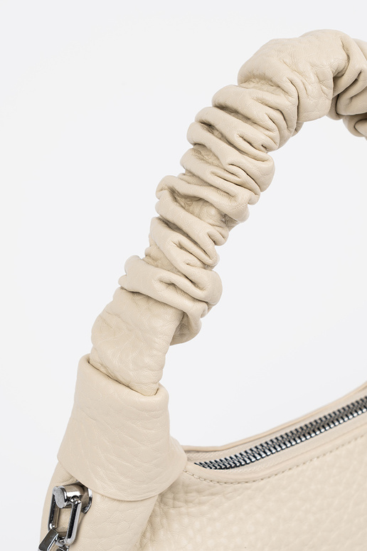 Borsa blu con sciarpa decorativa