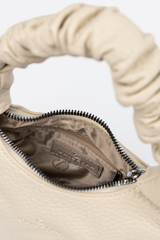 Borsa blu con sciarpa decorativa