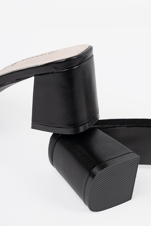 Ciabatte da donna bianche e nere con... Ciabatte da donna bianche e nere con...