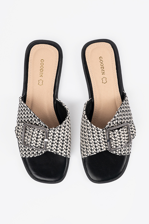 Pantofole a quadri bianco e nero con... Pantofole a quadri bianco e nero con...