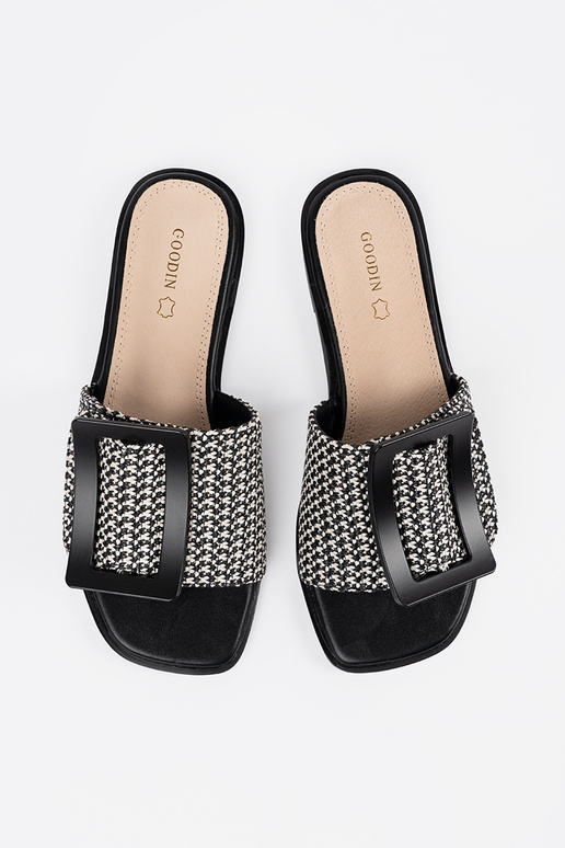 Pantofole piatte bianche e nere Pantofole piatte bianche e nere