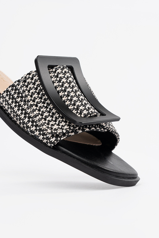 Pantofole piatte bianche e nere Pantofole piatte bianche e nere