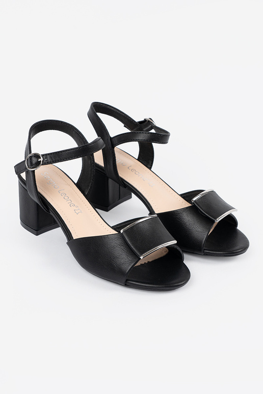 Sandali da donna con tacco e apertura... Sandali da donna con tacco e apertura...