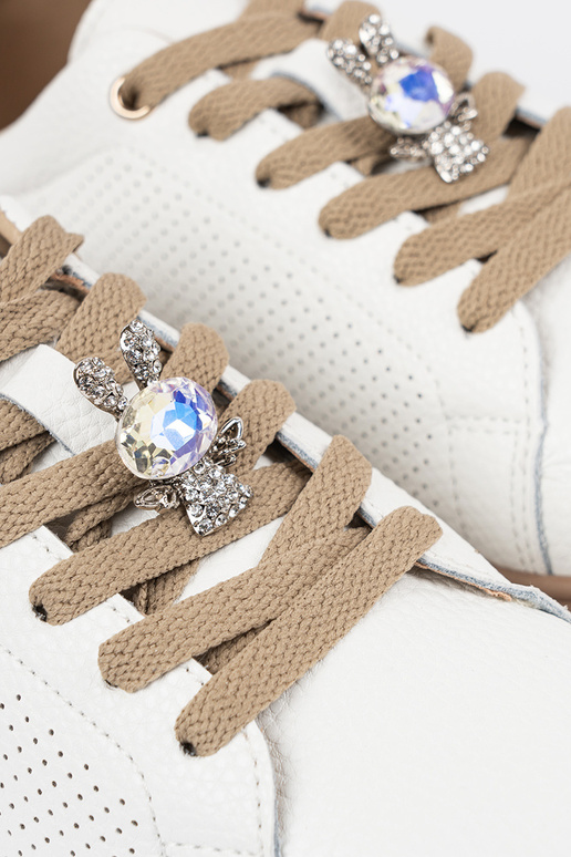 Scarpe da ginnastica bianche e sabbia... Scarpe da ginnastica bianche e sabbia...