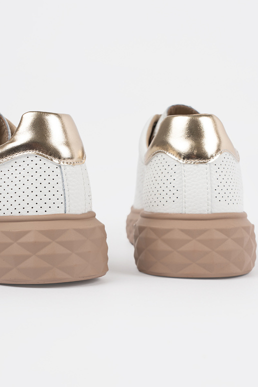 Scarpe da ginnastica bianche e sabbia... Scarpe da ginnastica bianche e sabbia...