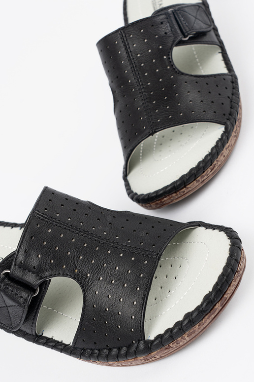 Ciabatte con piattaforma e intagli nere