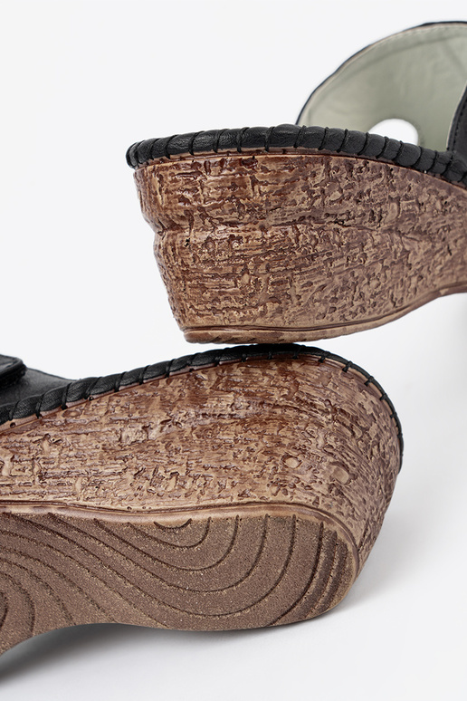 Ciabatte con piattaforma e intagli nere