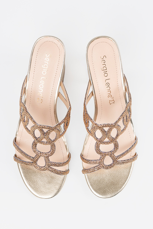 Infradito dorate con tacco, Sergio Leone