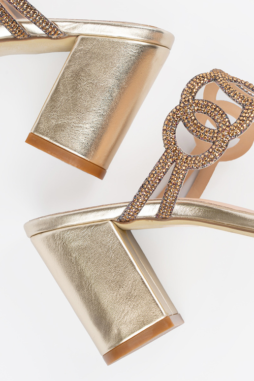 Infradito dorate con tacco, Sergio Leone