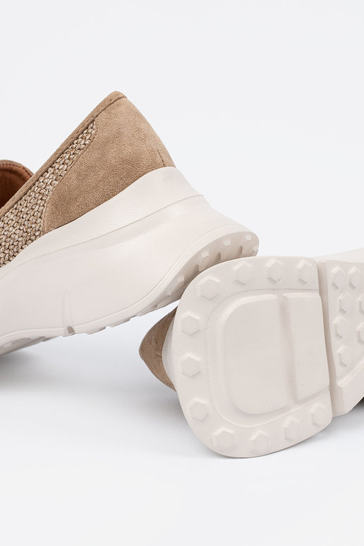 beige mezze scarpe su una suola spessa beige mezze scarpe su una suola spessa