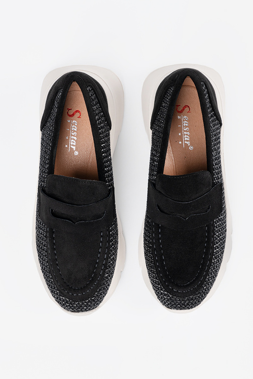 colore nero mezze scarpe su una suola... colore nero mezze scarpe su una suola...