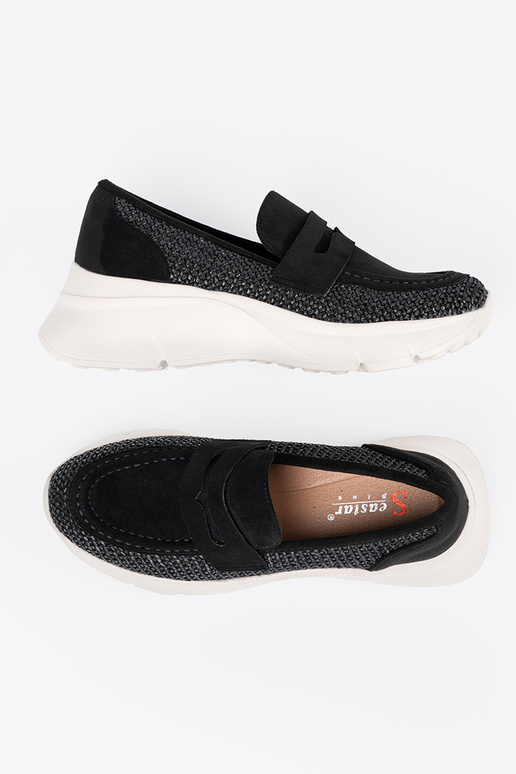 colore nero mezze scarpe su una suola... colore nero mezze scarpe su una suola...