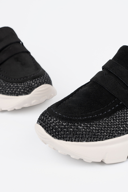 colore nero mezze scarpe su una suola... colore nero mezze scarpe su una suola...