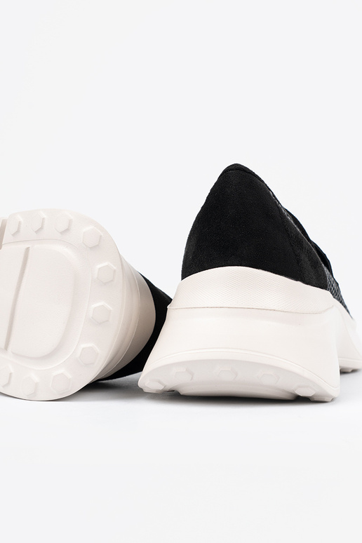 colore nero mezze scarpe su una suola... colore nero mezze scarpe su una suola...