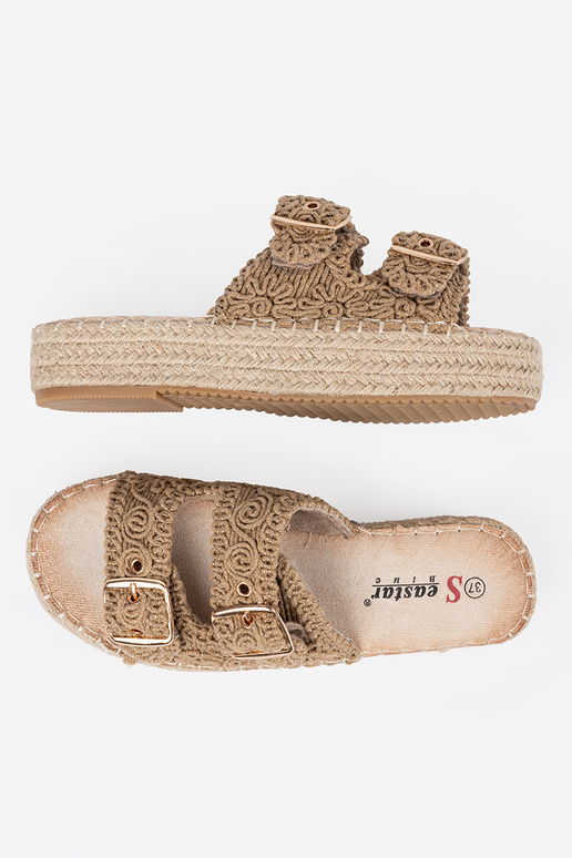 Pantofole beige treccia con una... Pantofole beige treccia con una...