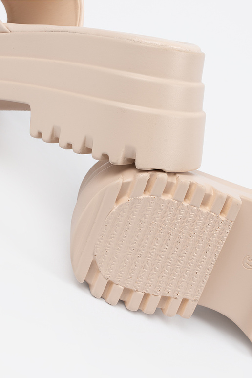 Pantofole con una piattaforma... Pantofole con una piattaforma...