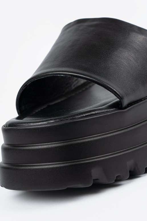 Pantofole con una piattaforma colore... Pantofole con una piattaforma colore...