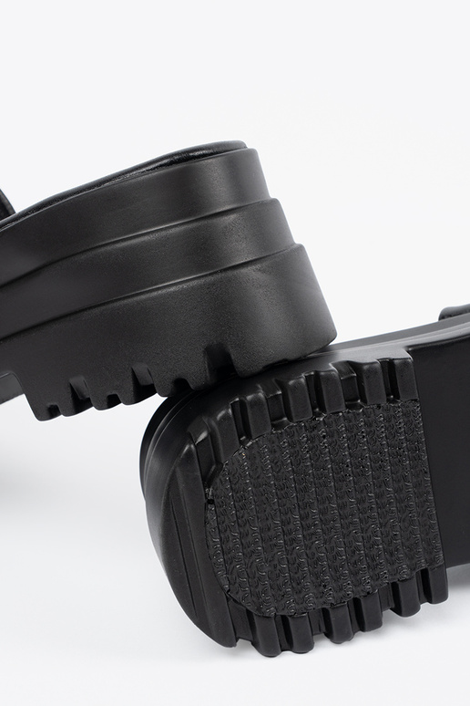 Pantofole con una piattaforma colore... Pantofole con una piattaforma colore...