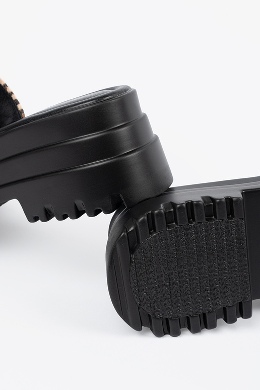 Pantofole con una piattaforma leopardato