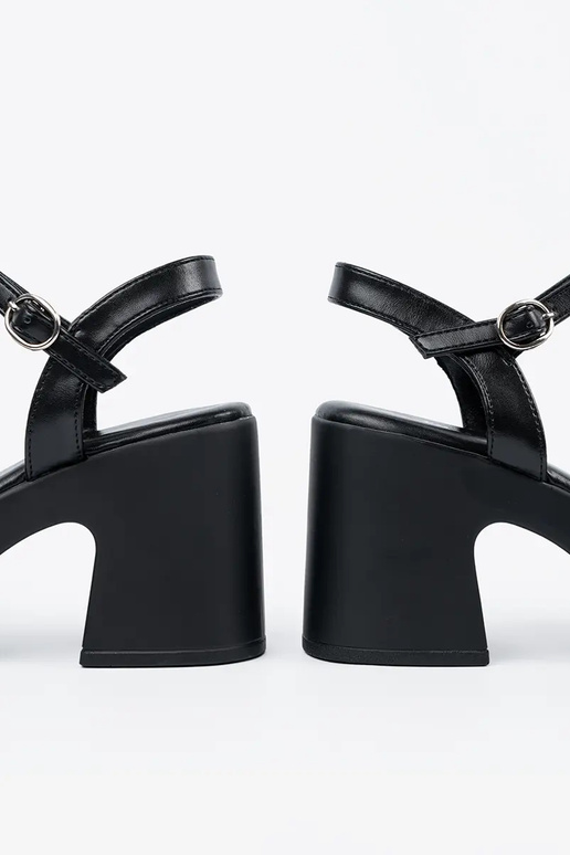 Sandali neri con tacco