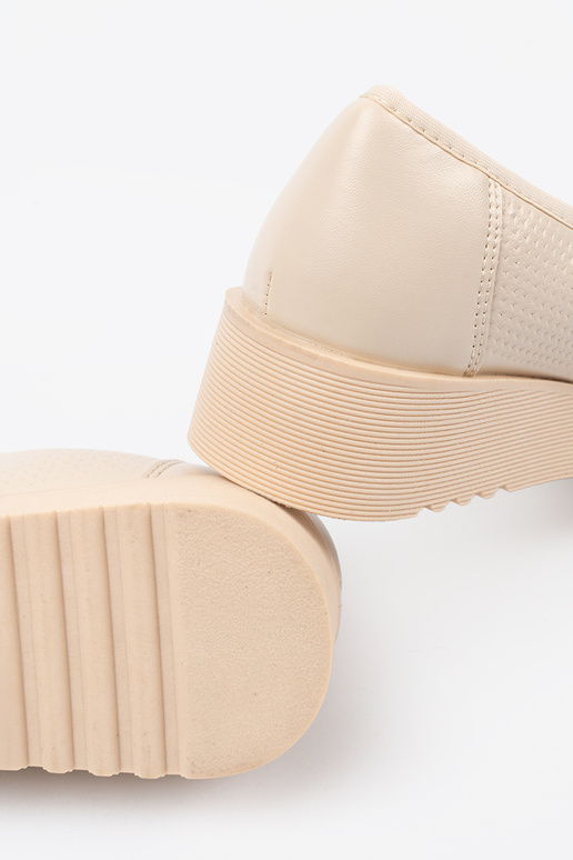 Scarpe con zeppa e fibbia decorativa Scarpe con zeppa e fibbia decorativa