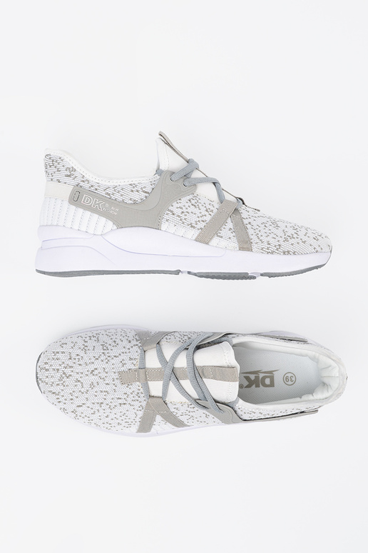 Scarpe dallo stile sportivo Colore... Scarpe dallo stile sportivo Colore...