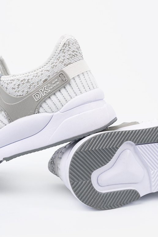 Scarpe dallo stile sportivo Colore... Scarpe dallo stile sportivo Colore...