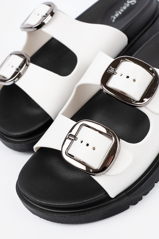 Infradito bianchi con fibbie argentate Infradito bianchi con fibbie argentate