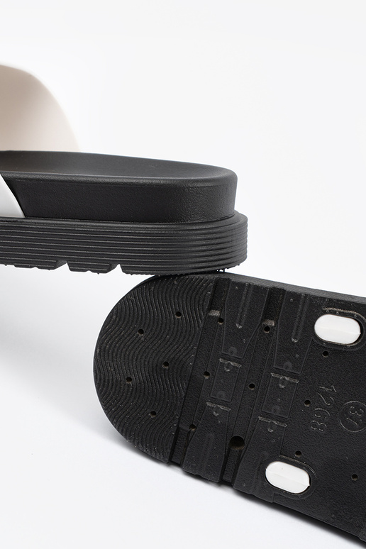 Infradito bianchi con fibbie argentate Infradito bianchi con fibbie argentate