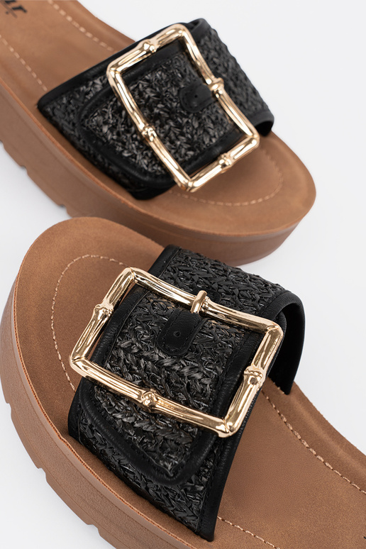 Infradito nere con fibbia dorata Infradito nere con fibbia dorata