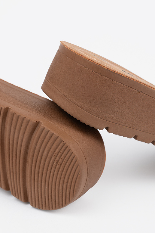 Infradito nere con fibbia dorata Infradito nere con fibbia dorata