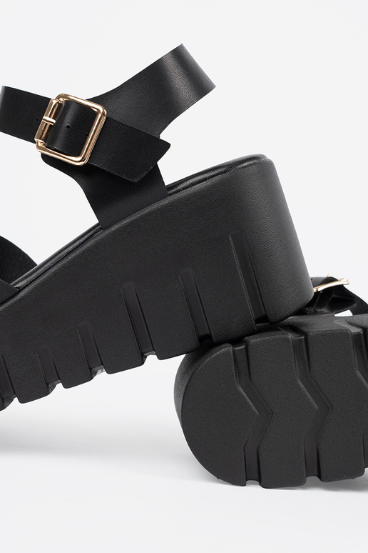 Scarpe nere con alto plateau Scarpe nere con alto plateau