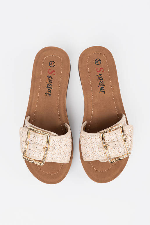 Pantofole zdobione złotą klamrą Pantofole zdobione złotą klamrą