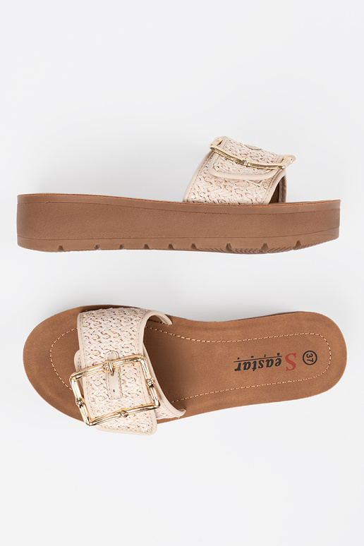 Pantofole zdobione złotą klamrą Pantofole zdobione złotą klamrą