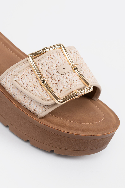 Pantofole zdobione złotą klamrą Pantofole zdobione złotą klamrą