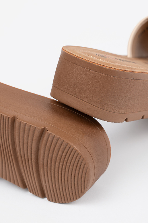 Pantofole zdobione złotą klamrą Pantofole zdobione złotą klamrą