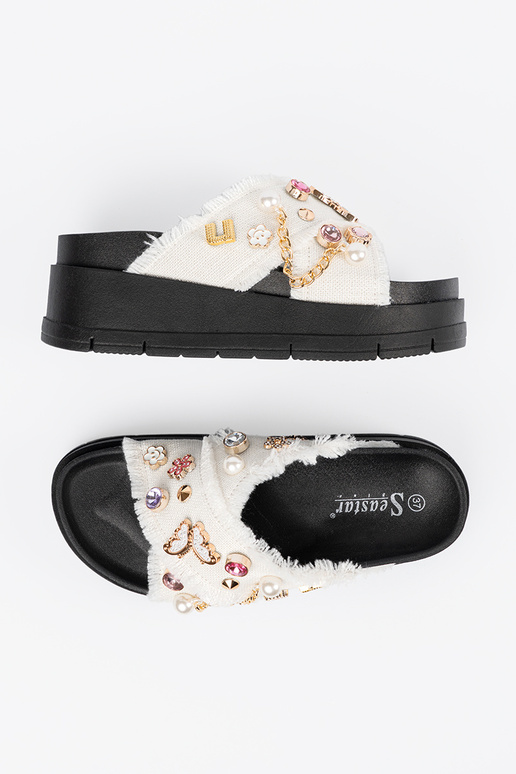 Colore bianco Pantofole con una... Colore bianco Pantofole con una...