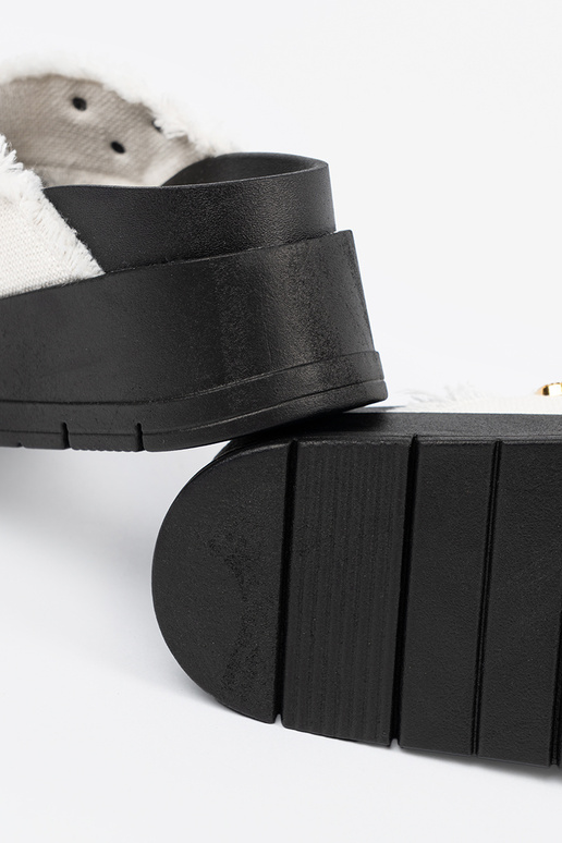 Colore bianco Pantofole con una... Colore bianco Pantofole con una...