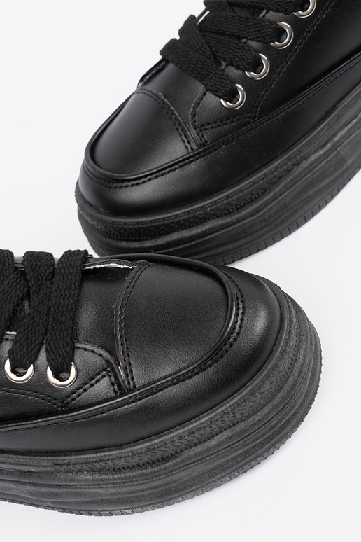 scarpe casual colore nero con una...