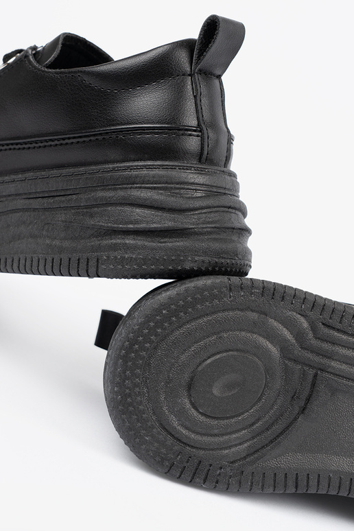 scarpe casual colore nero con una...