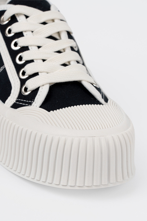 Scarpe sportive nere con lacci su... Scarpe sportive nere con lacci su...