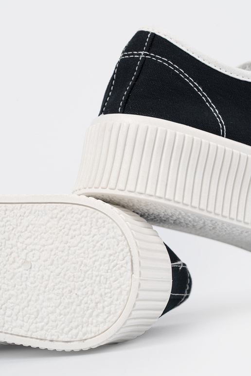 Scarpe sportive nere con lacci su... Scarpe sportive nere con lacci su...