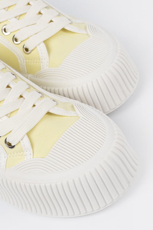 Scarpe gialle con lacci su suola spessa Scarpe gialle con lacci su suola spessa