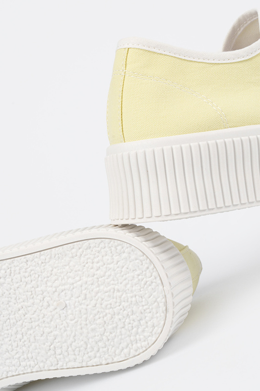 Scarpe gialle con lacci su suola spessa Scarpe gialle con lacci su suola spessa